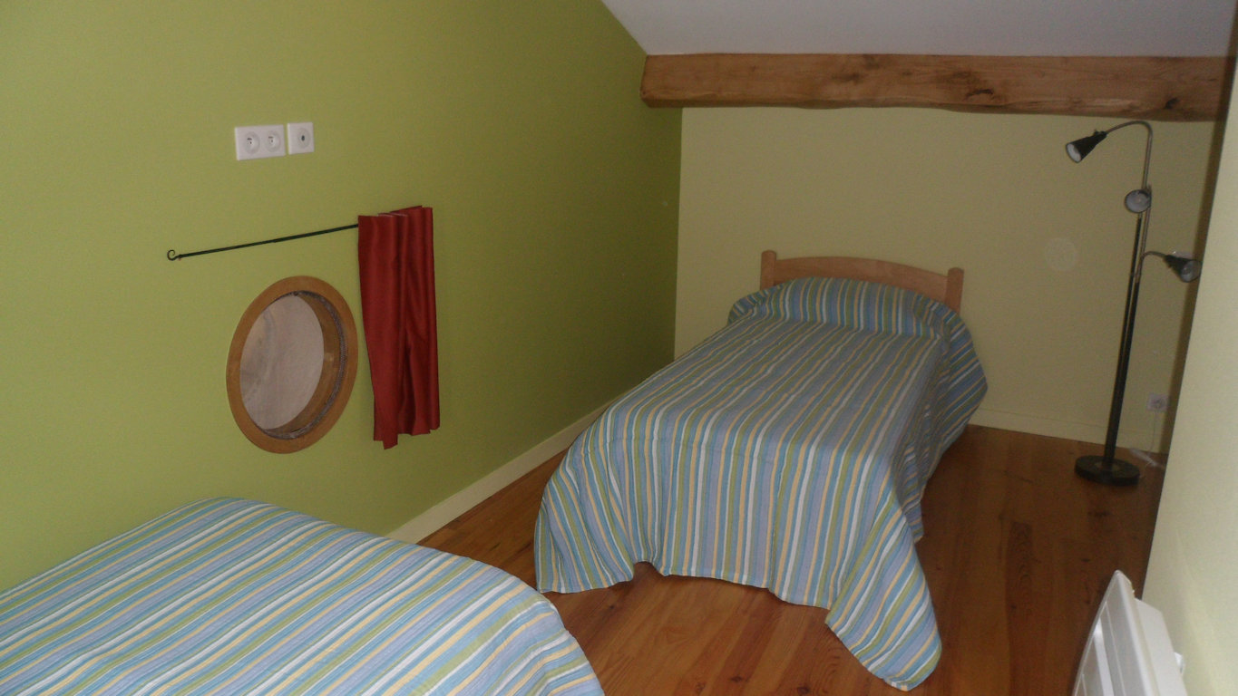 Attic bedroom upstairs with twin beds, Le Rouge Gorge gîte