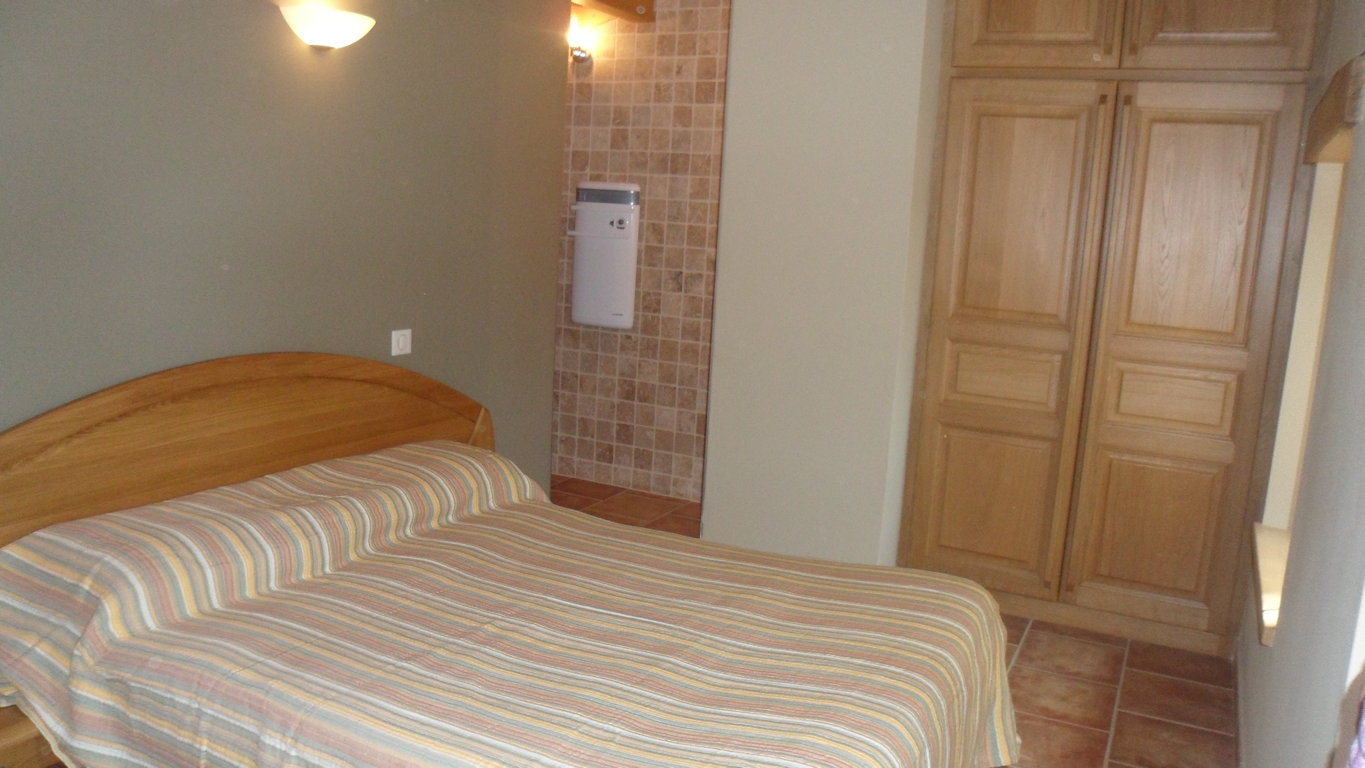 Ground-floor bedroom with double bed and wardrobe, Le Rouge Gorge gîte
